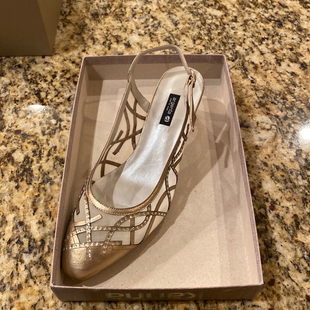 NWT tan/metallic leather heels size 39 EU/8.5 US, made in Spain.